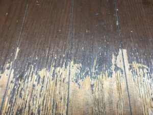 賃貸の床のフローリングが、入居してしばらくして少し剥がれていることに気がつきました。